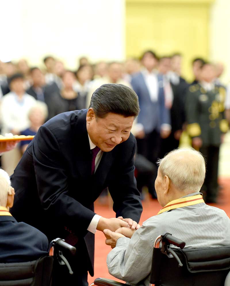 2015年9月2日，習近平在北京人民大會堂向30名抗戰老戰士老同志、抗戰將領、幫助和支持中國抗戰的國際友人或其遺屬代表頒發中國人民抗日戰爭勝利70周年紀念章。